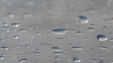 Ön cama yağmur damlaları