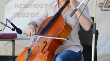 Konseri salla. Gitarist çalıyor. Uluslararası Demirhane Sanatları Festivali 