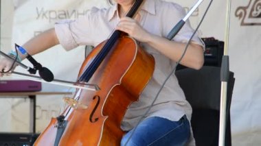 Konseri salla. Gitarist çalıyor. Uluslararası Demirhane Sanatları Festivali 