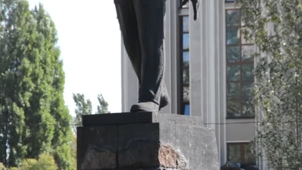 Donetsk 9月11日 記念碑Donetskの鉱山労働者の仕事に栄光 2011年9月11日 ウクライナのドネツクで 彫刻は豚鉄で作られています 重さ22トン — ストック動画