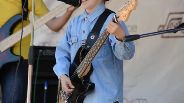 Rock Een Concert Gitarist Spelen Internationaal Festival Van Smeedkunst Park — Stockvideo