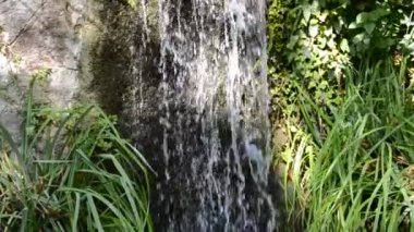 Düşüyor. Doğanın çekim gücü.