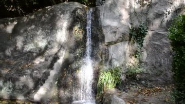 Düşüyor. Doğanın çekim gücü.