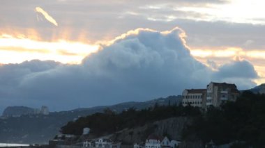 Bulutlardaki dağlar. Doğanın çekim gücü.