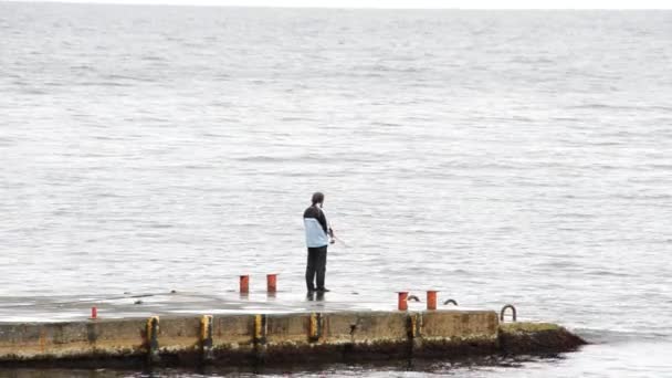 Hombre Pescando Mar Disparos Naturaleza — Vídeo de stock