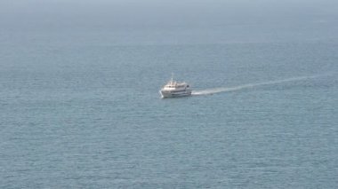 Denizde bir gemi. Doğanın çekim gücü.
