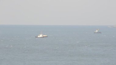 Denizde bir gemi. Doğanın çekim gücü.