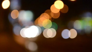 Geceleri sokağın odak ışıklarının dışında