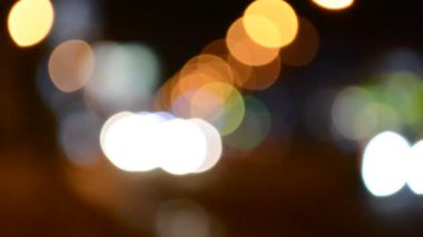 Geceleri sokağın odak ışıklarının dışında