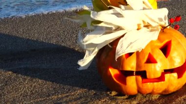 Cadılar bayramı balkabağı. Sahilde çekim yapmak..