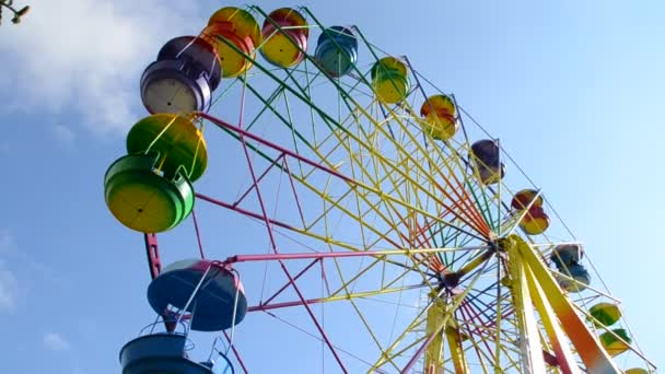 Grande Roue Avec Cabines Multicolores Dans Parc Attractions — Video