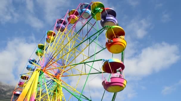 Велике Колесо Різнокольоровими Кабінами Парку Розваг — стокове відео