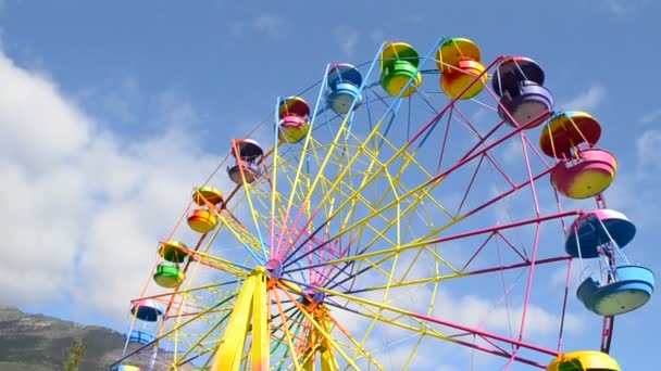 Ruota Grande Con Cabine Multicolori Nel Parco Divertimenti — Video Stock