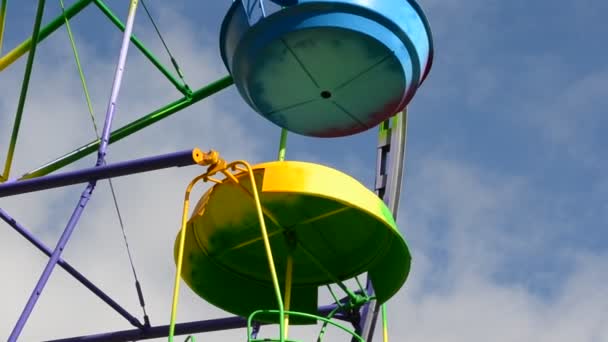 Roda Grande Com Cabines Multicoloridas Parque Diversões — Vídeo de Stock