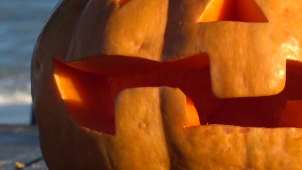 Griezelige Halloween Pompoen Schieten Tegen Achtergrond Van Zee — Stockvideo