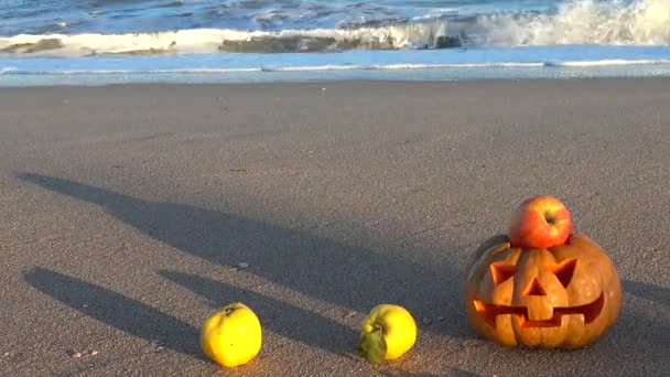 Zucca Inquietante Halloween Iscrizione Halloween Sulla Spiaggia Sabbia Del Mare — Video Stock