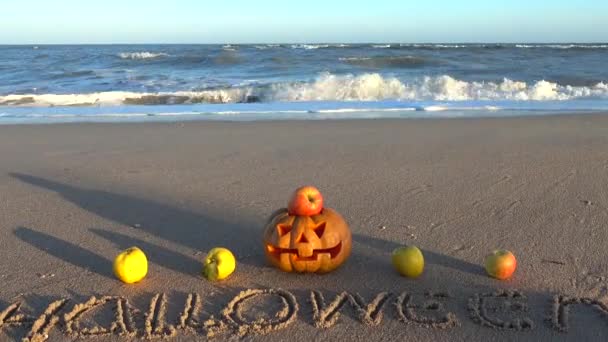 Gruseliger Halloween Kürbis Inschrift Halloween Auf Dem Sand Des Meeresstrandes — Stockvideo