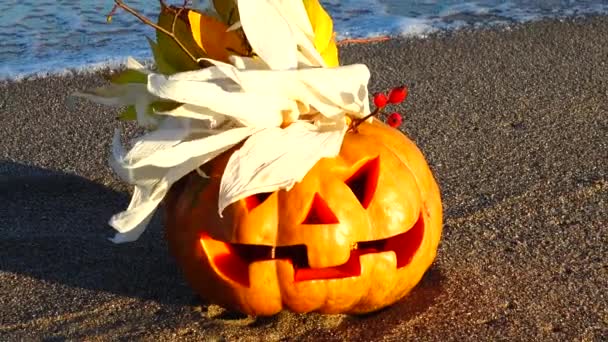 Espeluznante Calabaza Halloween Disparos Playa — Vídeo de stock