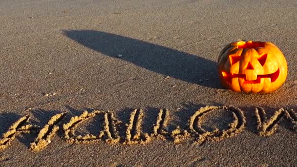 Zucca Inquietante Halloween Iscrizione Halloween Sulla Spiaggia Sabbia Del Mare — Video Stock