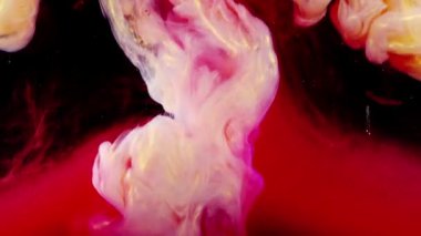 Soyut formlar. Siyah arka planda çekim yapmak. Boyaların karıştırılması.