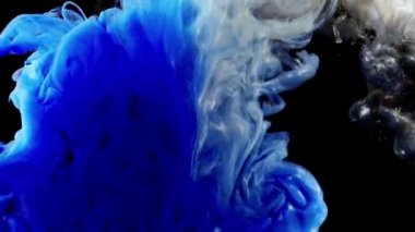 Soyut formlar. Siyah arka planda çekim yapmak. Boyaların karıştırılması.