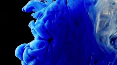 Soyut formlar. Siyah arka planda çekim yapmak. Boyaların karıştırılması.