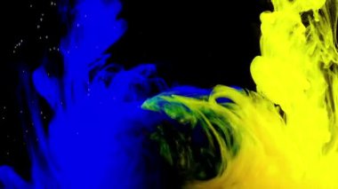 Soyut formlar. Siyah arka planda çekim yapmak. Boyaların karıştırılması.