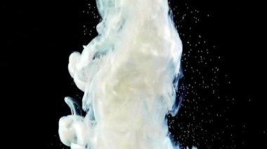 Soyut formlar. Siyah arka planda çekim yapmak. Boyaların karıştırılması.