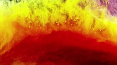 Soyut formlar. Siyah arka planda çekim yapmak. Boyaların karıştırılması.