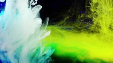 Soyut formlar. Siyah arka planda çekim yapmak. Boyaların karıştırılması.