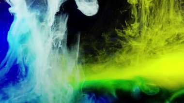 Soyut formlar. Siyah arka planda çekim yapmak. Boyaların karıştırılması.