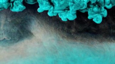 Soyut formlar. Siyah arka planda çekim yapmak. Boyaların karıştırılması.