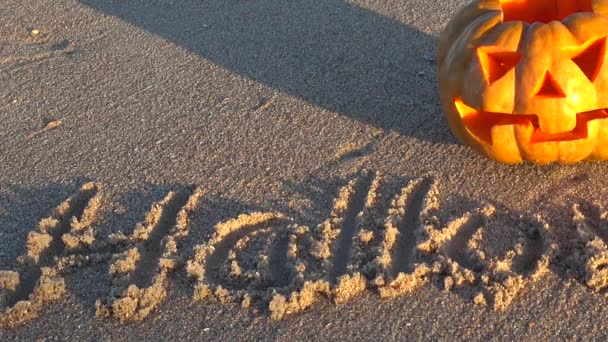 Strašidelná Halloweenská Dýně Inscription Halloween Písku Mořské Pláže — Stock video