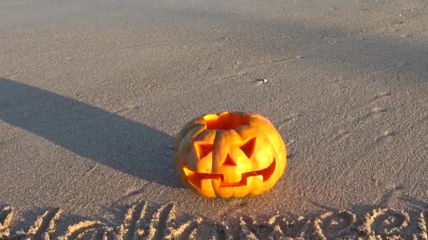 Gruseliger Halloween Kürbis Inschrift Halloween Auf Dem Sand Des Meeresstrandes — Stockvideo