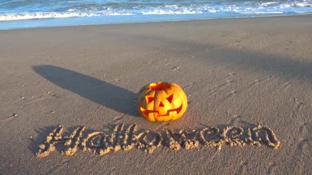 Gruseliger Halloween Kürbis Inschrift Halloween Auf Dem Sand Des Meeresstrandes — Stockvideo