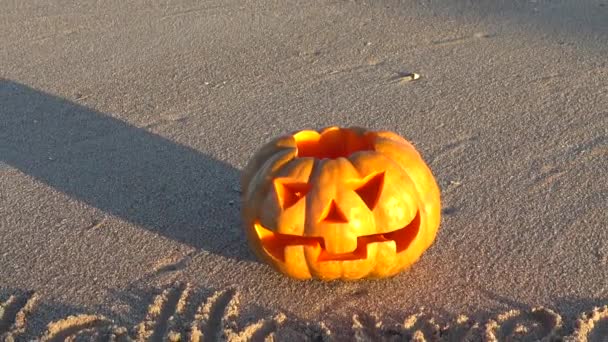 Abóbora Assustadora Dia Das Bruxas Inscrição Halloween Areia Praia Mar — Vídeo de Stock