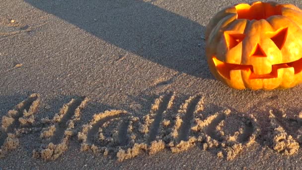 Gruseliger Halloween Kürbis Inschrift Halloween Auf Dem Sand Des Meeresstrandes — Stockvideo