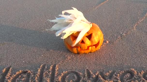 Griezelige Halloween Pompoen Inscriptie Halloween Zand Van Het Zeestrand — Stockvideo
