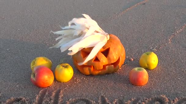 Straszna Dynia Halloween Napis Halloween Piasku Plaży Morskiej — Wideo stockowe