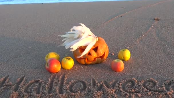Läskig Halloweenpumpa Inskriptionen Halloween Sanden Havet Stranden — Stockvideo