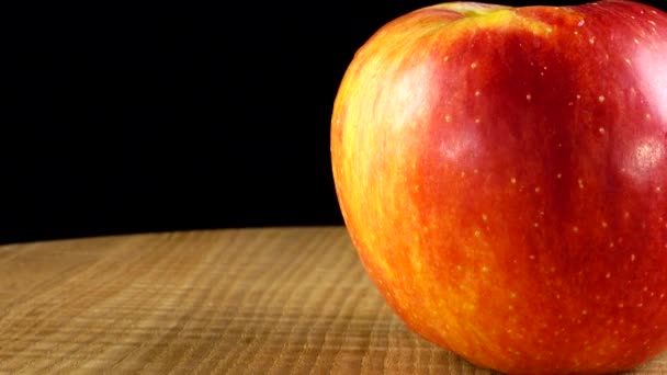 Pommes Sur Fond Noir Planche Découper Dans Mouvement — Video