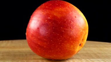 Siyah arka planda elmalar. Hareketin tahtası kesiliyor.