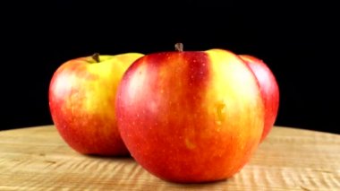 Siyah arka planda elmalar. Hareketin tahtası kesiliyor.