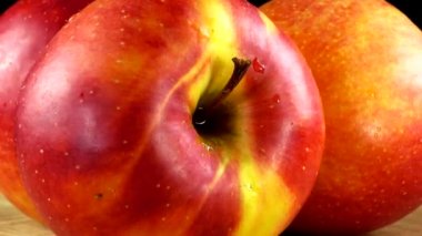 Siyah arka planda elmalar. Hareketin tahtası kesiliyor.