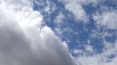 Gökyüzünde bulutlar uçuşuyor.