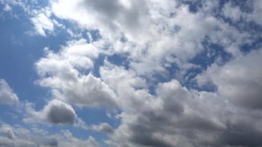 Gökyüzünde bulutlar uçuşuyor.