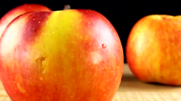 Pommes Sur Fond Noir Planche Découper Dans Mouvement — Video