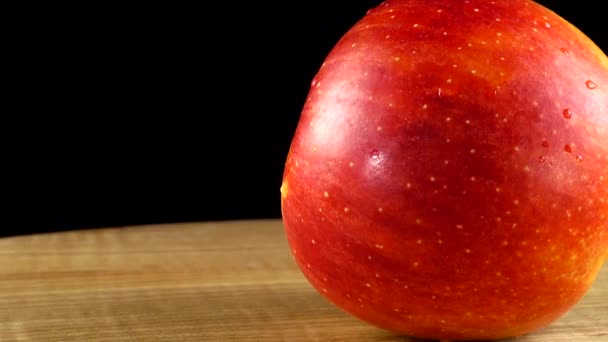 Pommes Sur Fond Noir Planche Découper Dans Mouvement — Video