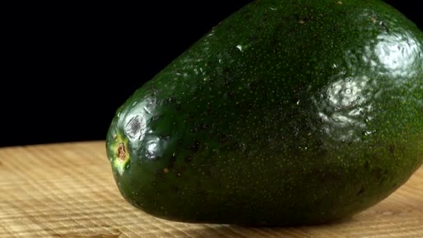 Siyah Arka Planda Avokado Meyvesi Hareketin Tahtası Kesiliyor — Stok video