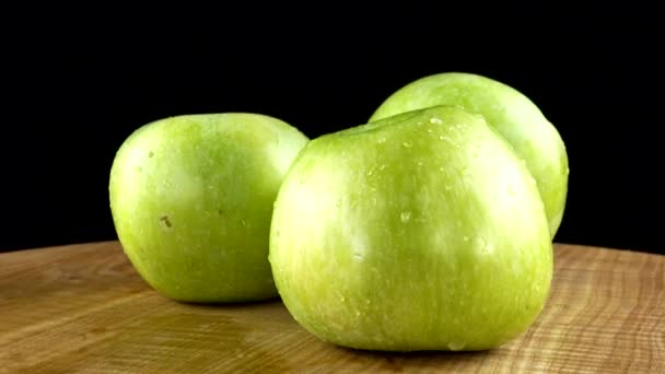 Pommes Sur Fond Noir Planche Découper Dans Mouvement — Video